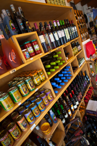 Regal mit Wein und Feinkost